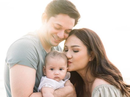 7 Potret Andrew Andika & Tengku Dewi Bersama Baby Eshan