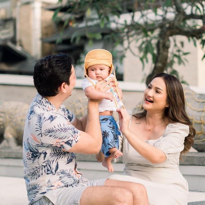 Bayi berjenis kelamin laki-laki tersebut diberi nama Eshan Rayn Fischer. (Foto: Instagram @tengkudewiputri_tdp @andrewandika)