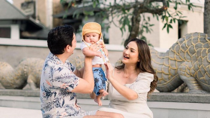 Andrew Andika bersama istri dan anak