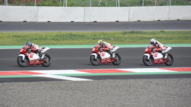 Jumlah penumpang pesawat di Bandara Lombok melonjak 21 persen jelang perhelatan World Superbike (WBSK) di Mandalika pada 19-21 November 2021.