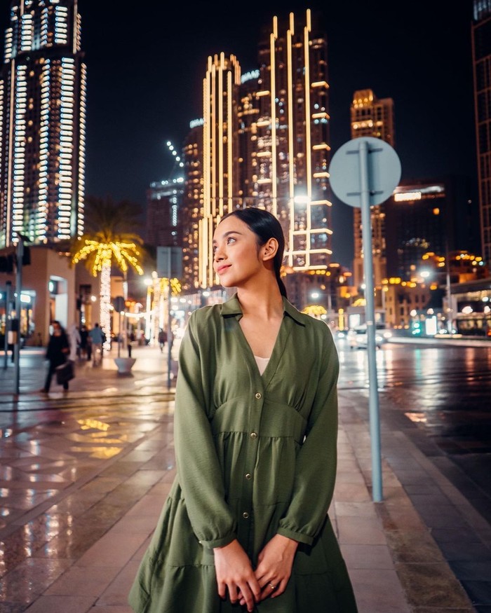 Tak mau ketinggalan menikmati suasana malam Dubai, Lyodra pun menyempatkan waktu untuk menyusuri kota di malam hari. Lyodra terlihat menawan dalam balutan shirt dress hijau keluaran Zara. (Foto: Instagram.com/ryansginting)