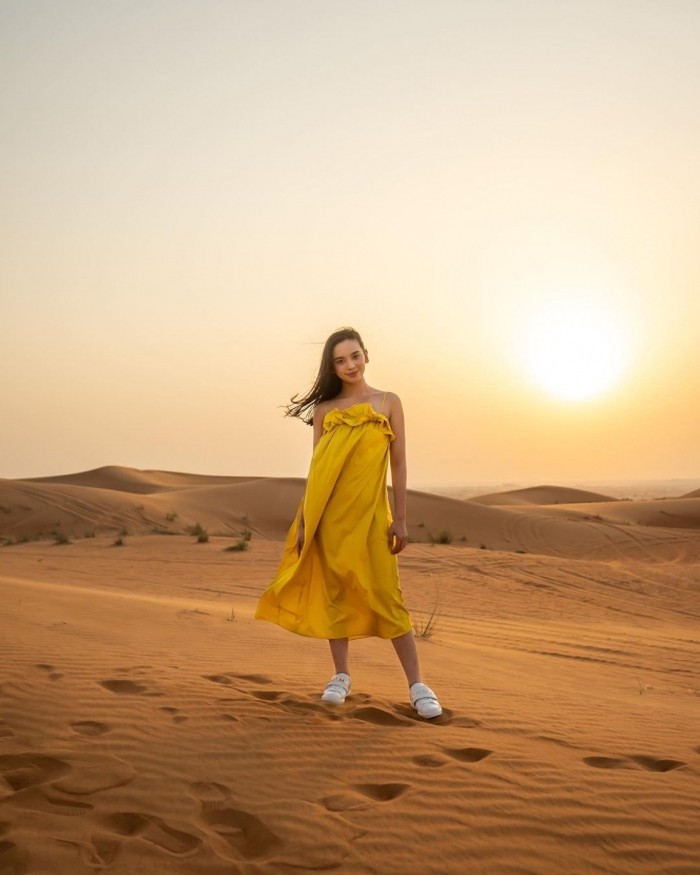 Desert Safari Dubai tampaknya menjadi destinasi yang paling menyenangkan bagi Lyodra. Dalam potret di tengah hamparan pasir coklat, Lyodra mengenakan ruffle dress kuning keluaran H&M. (Foto: instagram.com/lyodraofficial)