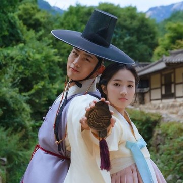 Taecyeon 2PM dan Kim Hye Yoon Jadi 'Dimple Couple' Era Joseon di Secret Royal Inspector Joy!