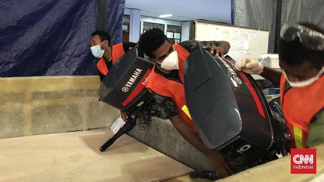 Sejumlah mahasiswa giat membuat kapal untuk masyarakat Papua, hal tersebut merupakan permintaan Menteri Sosial Tri Rismaharini.