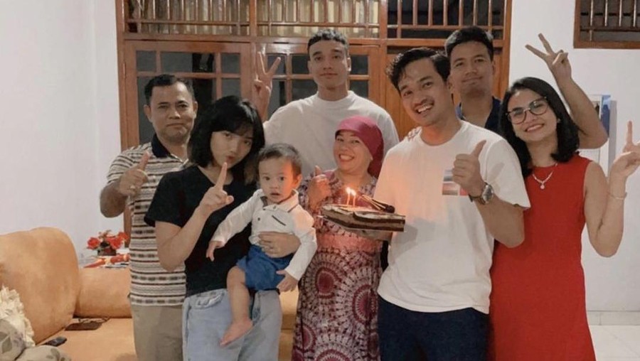 Momen Bahagia Ibunda Bibi Andriansyah Saat Kulineran Bareng Mendiang Vanessa Angel Momen Bahagia Ibunda Bibi Andriansyah Saat Kulineran Bareng Mendiang Vanessa Angel