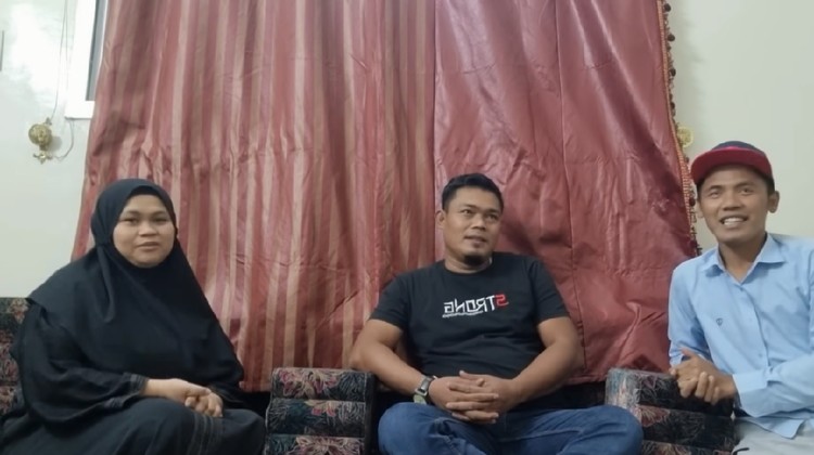 Nasir TKI Arab Saudi (di tengah) Nasir TKI Arab Saudi (di tengah)