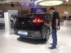 Intip Pasukan Pengelap yang Bikin Mobil di GIIAS Terus Mengilap