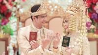 <p>Tiba di hari akad, Ria Ricis dan Teuku Ryan semakin tampak serasi. Keduanya memakai pakaian adat khas Palembang. (Foto: Instagram @riaricis1795)</p>