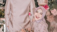 <p>Sejak di hari lamaran, Ria Ricis dan Teuku Ryan tampak amat bahagia. Keduanya terlihat serasi ya, Bunda? (Foto: Instagram @riaricis1795)</p>