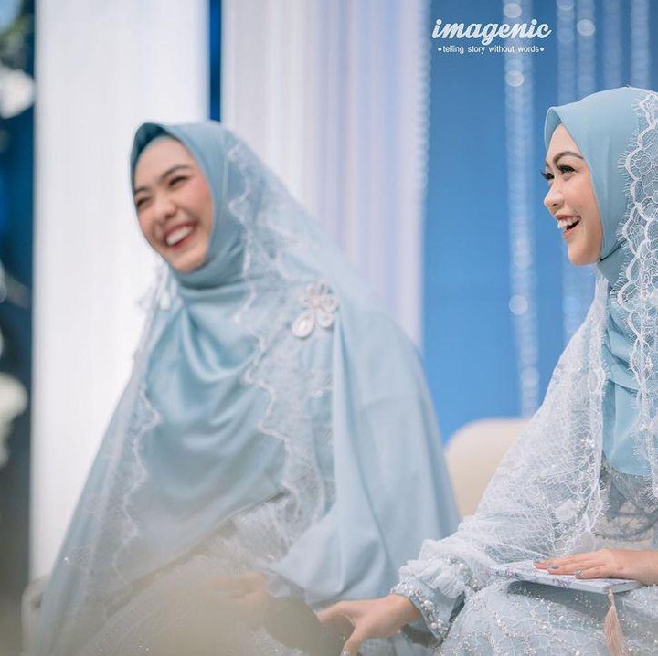 <p>Selanjutnya momen pengajian. Dalam acara ini, Ria tampak menawan dengan busana serba biru yang ia kenakan.(Foto: Instagram @riaricis1795)</p>