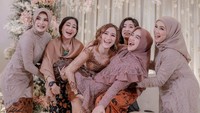 <p>Masih di momen siraman, Ria Ricis juga sempat dipotret mengenakan kebaya saat bersama teman-temannya sebagai berikut. (Foto: Instagram @riaricis1795)</p>