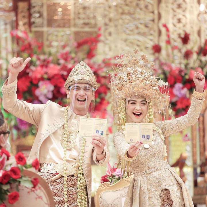 <p>Ria Ricis dan Teuku Ryan resmi menikah dengan pada Jumat (12/11/2021), Bunda. Menuju akad pernikahan, ada beberapa prosesi mesti dilewati keduanya. (Foto: Instagram @riaricis1795)</p>