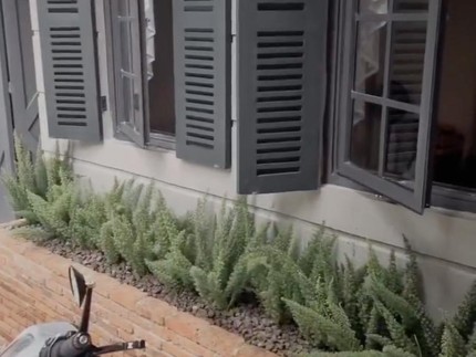 5 Potret Rumah Baru Arya Saloka, Sejuk dengan Pekarangan Hijau