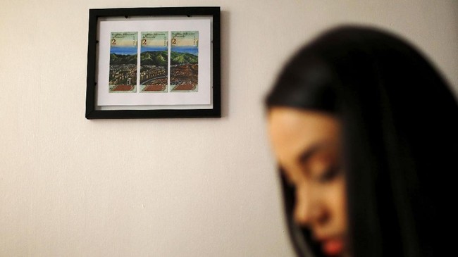 FOTO: Inflasi Tinggi, Uang Jadi Kanvas Lukisan di Venezuela