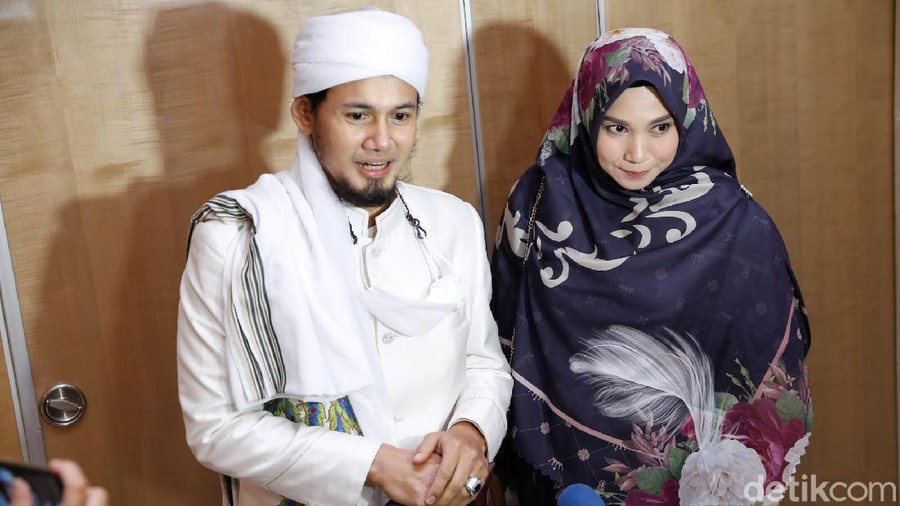 Kemesraan Ustaz Guntur Bumi dan Puput Melati
