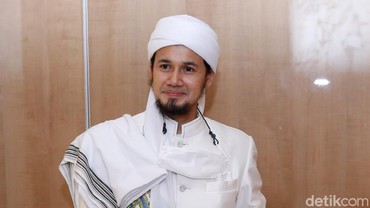 img-title Suhu Tanah Suci Panas, Uztaz Guntur Salut Lihat Semangat Jamaah Haji Indonesia