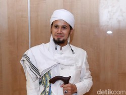 Muncul Pakai Tongkat, Ustaz Guntur Bumi Sakit?