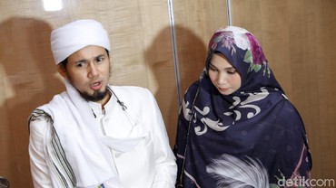 img-title Ini Alasan Puput Melati Jarang Unggah Foto dengan Ustaz Guntur Bumi