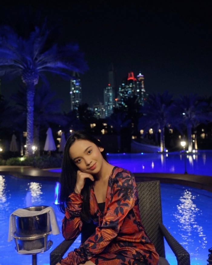 Berkesempatan untuk mencoba pengalaman dinner baru di Eau Zone at One & Only Royal Mirage Dubai, Lyodra tampak semakin anggun dalam balutan mini dress merah koleksi Zara. (Foto: instagram.com/lyodraofficial)