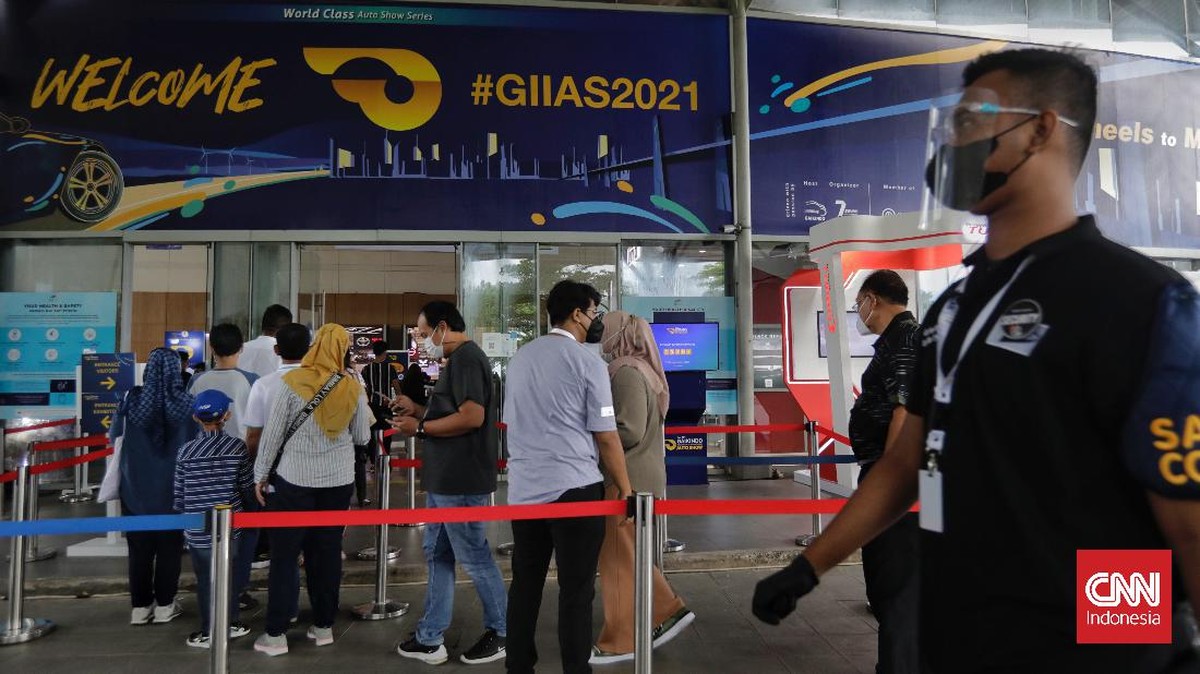 FOTO: Antusias Pengunjung GIIAS 2021 di Tengah Pandemi