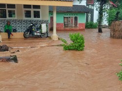 Sungai Meluap Gegara Tanggul Jebol, Permukiman Desa di Banyuwangi Kebanjiran