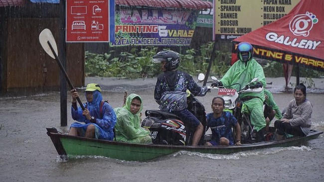 Banjir hingga 3 meter menggenangi 7 Kecamatan dekat Sungai Melawi dan Kapuas, Kalbar. Sementara di pusat masih gaduh mempersoalkan sentilan Fadli Zon ke Jokowi.