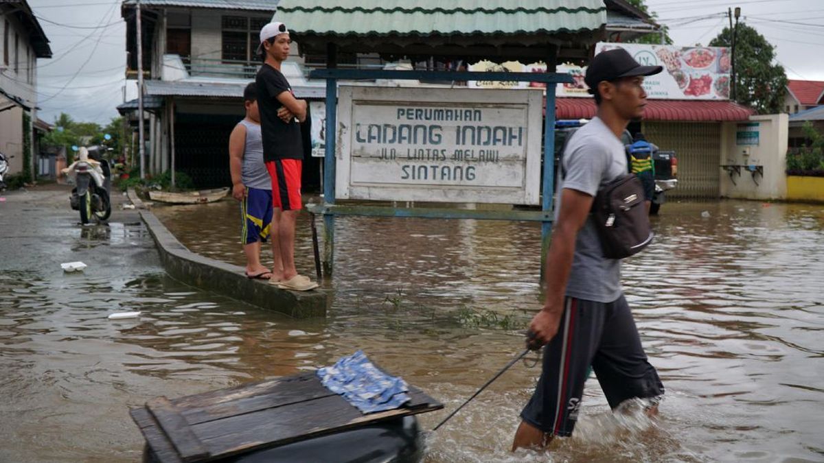FOTO: Banjir Sintang Tak Juga Surut hingga Api di Kilang Cilacap