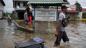 FOTO: Banjir Sintang Tak Juga Surut hingga Api di Kilang Cilacap