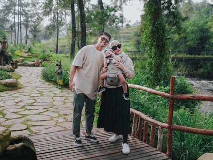 5 Potret Fitrop Umumkan Hamil Anak Kedua, Caranya Unik dengan Neon Dance!