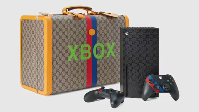 Kolaborasi Gucci X Microsoft ini menghasilkan satu set konsol XBox Seri X yang dihiasi logo Gucci dan XBox. 