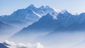 Ahli Terkejut Jejak Abadi Bersin dan Ingus di Salju Everest