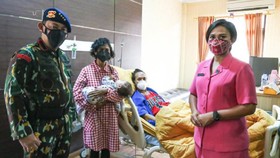 Kapolri Jenguk Anggota Brimob yang Tertembak saat Bertempur Lawan KKB