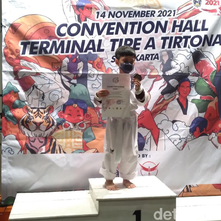<p>Inilah momen yang ditunggu. Jan Ethes naik podium dan menunjukkan medali serta piagam penghargaan yang didapatkannya dari kompetisi. (Foto: Bayu Ardi Isnanto/detikcom)</p>