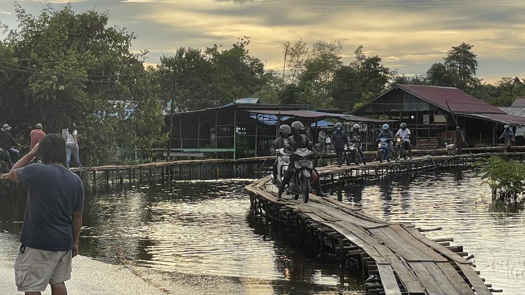 13 Jembatan di Sintang Kalbar Putus Diterjang Banjir