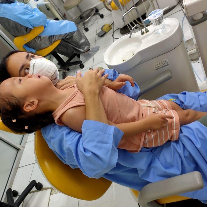 <p>Dari foto yang diunggah sang Ibunda, terlihat Joanna banyak menghabiskan waktu dengan anak-anaknya. Beberapa kali ia juga tampak menemani putri bungsunya melakukan pemeriksaan ke dokter. (Foto: Instagram @ninakairupan)</p>