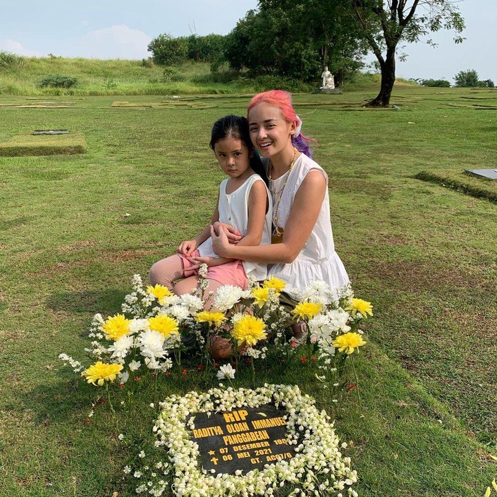 <p>Joanna Alexandra tak lagi membagikan foto maupun video di akun instagram pribadinya seperti dahulu. Namun lewat unggahan ibundanya, aktivitas Joanna bersama anak-anak pun akhirnya terekspos. Ia juga tampak masih rutin mengunjungi makam mendiang suaminya, Bunda. (Foto: Instagram @ninakairupan)</p>