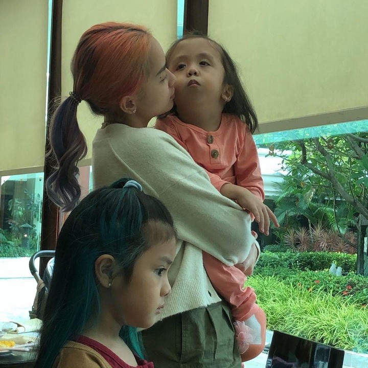 <p>Dari foto yang diunggah sang Ibunda, terlihat Joanna banyak menghabiskan waktu dengan anak-anaknya. Salah satunya, menghabiskan waktu dengan berlibur, baik di dalam maupun luar kota. (Foto: Instagram @ninakairupan)</p>