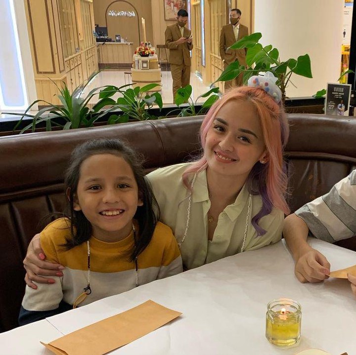 <p>Dalam unggahan tersebut, Joanna menulis <em>caption</em> soal penampilan anaknya. Katanya, putranya tampak lebih tampan. "Cah lanang guantengee reeek rek (/.)," tulisnya, dikutip dari akun @joannaalexandra. (Instagram @ninakairupan)<br /><br /></p>