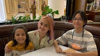 <p>Joanna dan anak-anaknya juga tampak memanfaatkan waktu senggang mereka untuk mencari hiburan di mall, Bunda. Semoga Joanna Alexandra dan anak-anaknya tetap bahagia, ya! (Foto: https://www.instagram.com/zurielparis)</p>