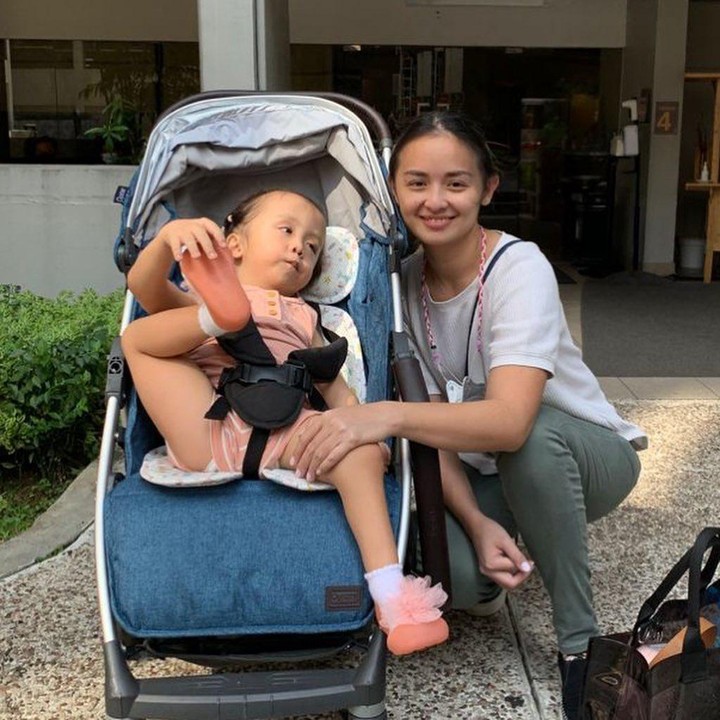 <p>Beberapa kali ia juga tampak menemani putri bungsunya melakukan pemeriksaan ke dokter. (Foto: Instagram @ninakairupan)</p>