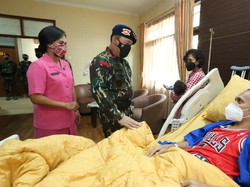 HUT Ke-76 Brimob, Kapolri Jenguk Anggota Tertembak Saat Tugas