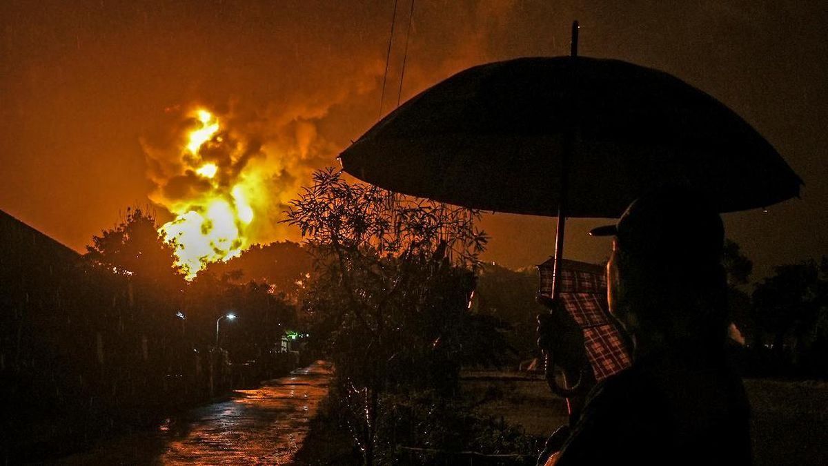 FOTO: Banjir Sintang Tak Juga Surut hingga Api di Kilang Cilacap