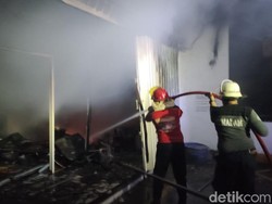 Diduga Korsleting, Minimarket di Lamongan Terbakar