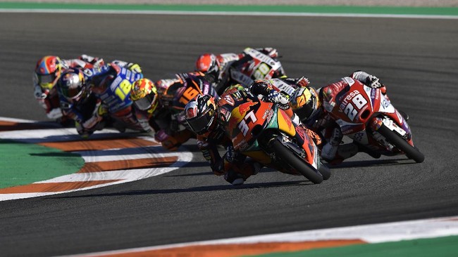 Xavi Artigas menang Moto3 Valencia 2021 setelah drama yang melibatkan Pedro Acosta dan Dennis Foggia di lap terakhir.