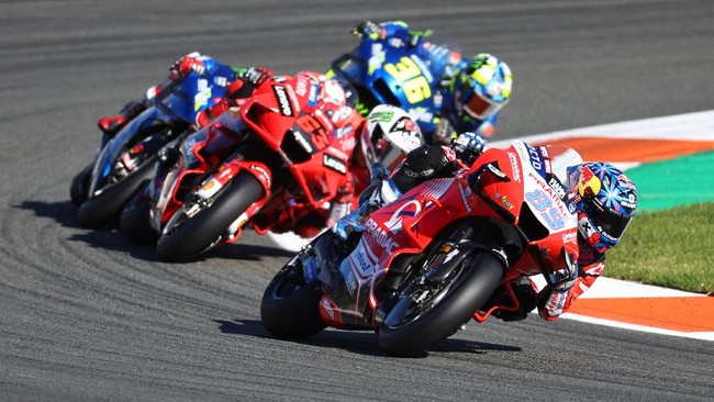 Pembalap Ducati Francesco Bagnaia menang MotoGP Valencia 2021 setelah mengalahkan Jorge Martin, Minggu (14/11). Sementara Valentino Rossi finis di posisi 10.