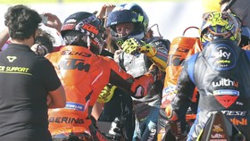Perpisahan Emosional Pembalap MotoGP untuk Rossi