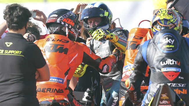Para pembalap MotoGP memberi penghormatan terakhir untuk Valentino Rossi usai balapan MotoGP Valencia 2021, Minggu (14/11).