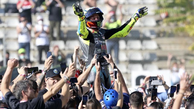 Netizen Indonesia menyerbu Instagram Valentino Rossi agar menyambangi MotoGP Mandalika 2022 di Lombok, Indonesia pada 18-20 Maret.