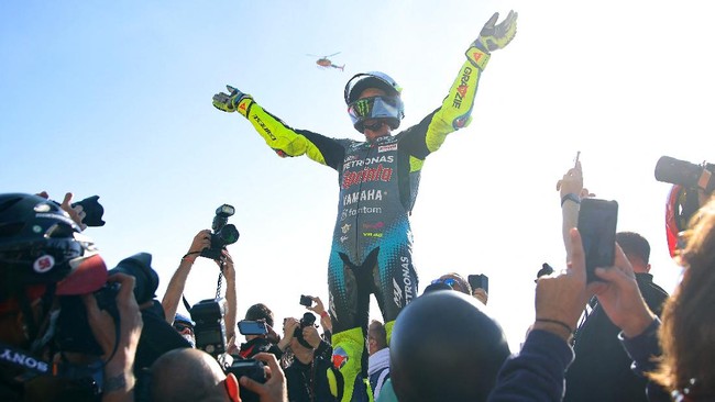 Legenda hidup sepak bola Brasil, Ronaldo memberikan pelukan hangat kepada Valentino Rossi pada MotoGP Valencia.