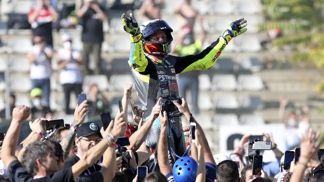 Kendati sang kekasih Francesca Sofia Novello menangis, Valentino Rossi mengaku merayakan perpisahan dengan hati senang di MotoGP Valencia.